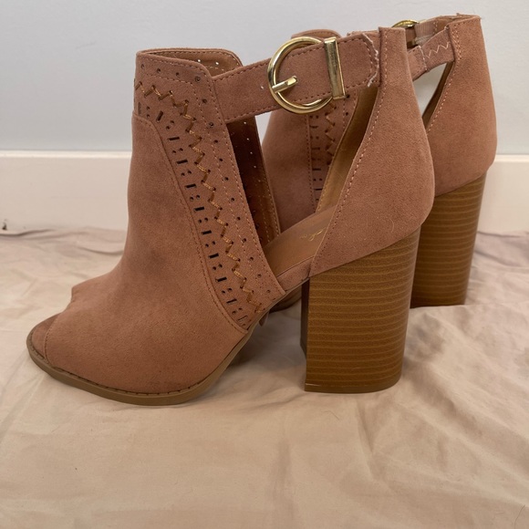 Qupid Brand Heels - Picture 5 of 11